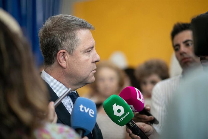 El jefe del Ejecutivo regional, Emiliano García-Page, inaugura la escuela infantil Sonrisas.