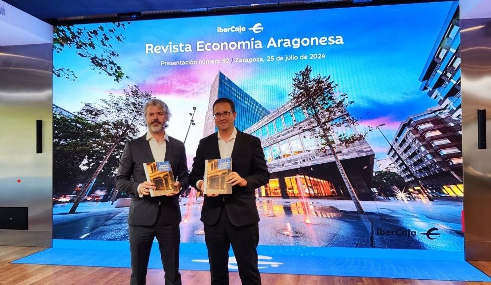 De izquierda a derecha, Santiago Martínez, jefe de Análisis Económico y Financiero de Ibercaja, y Enrique Barbero, director de Comunicación y Relaciones Institucionales de la entidad financiera aragonesa.
