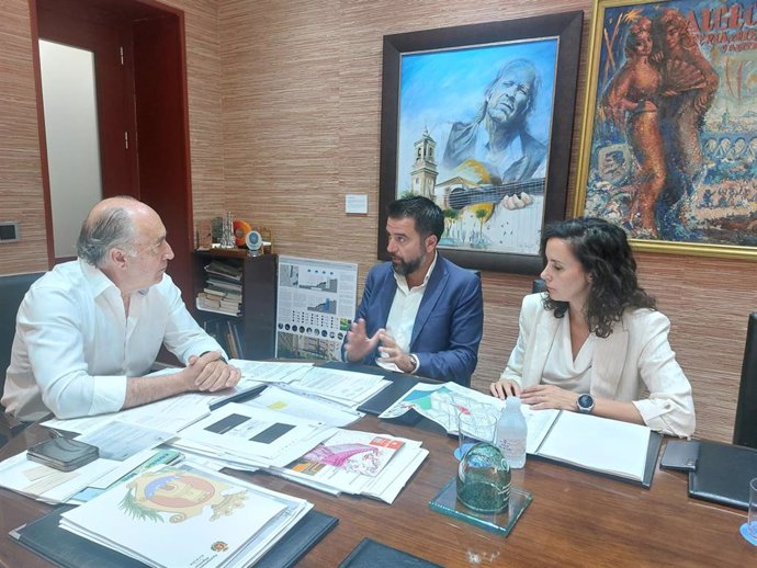 El delegado de Zona Franca Cádiz, Fran González, con el alcalde de Algeciras.