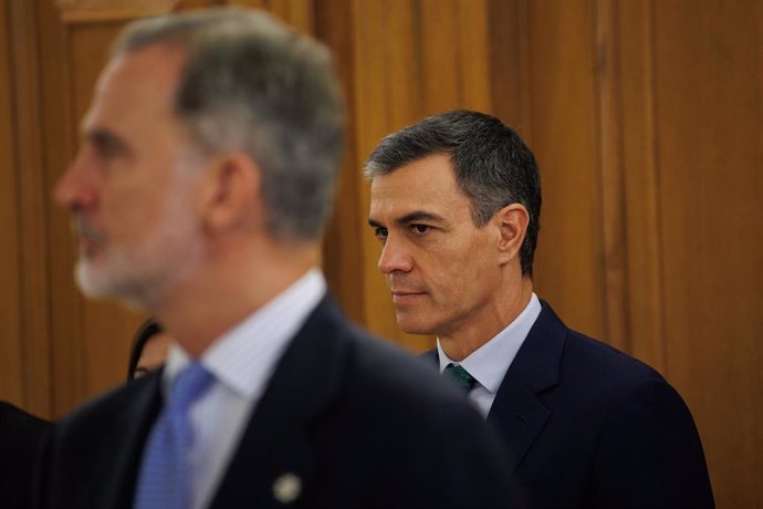 El Rey Felipe VI (i) y el presidente del Gobierno, Pedro Sánchez (d), durante el acto de juramento o promesa de los nuevos vocales del Consejo General del Poder Judicial (CGPJ), en el Palacio de la Zarzuela, a 25 de julio de 2024, en Madrid (España).