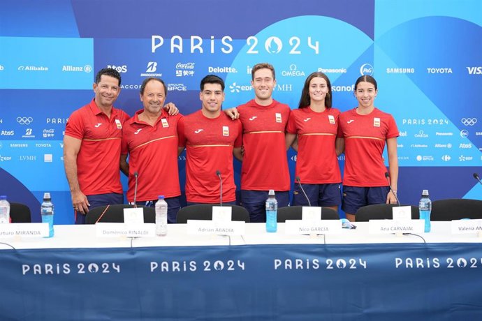 Los saltadores Ana Carvajal, Nico García, Adrián Abadía y Valeria Antolino, y el seleccionador Arturo MIranda, en rueda de prensa desde París.