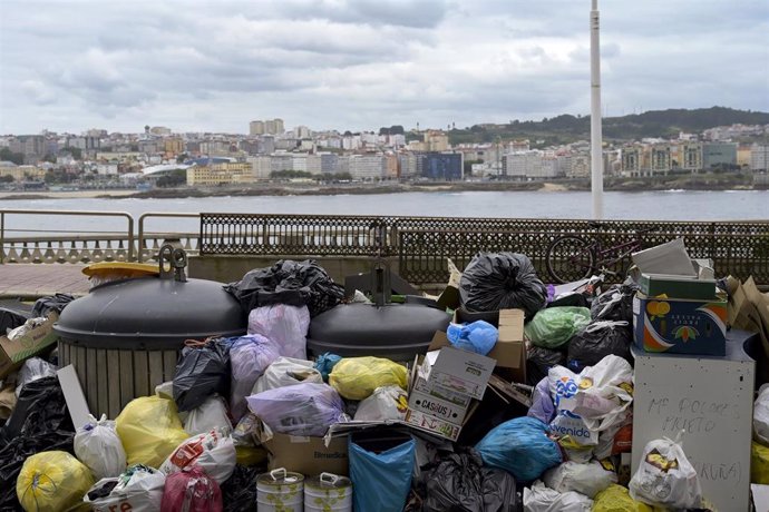 Basura amontonada junto a los contenedores durante la huelga de basuras en A Coruña, a 21 de julio de 2024, en A Coruña, Galicia (España). 