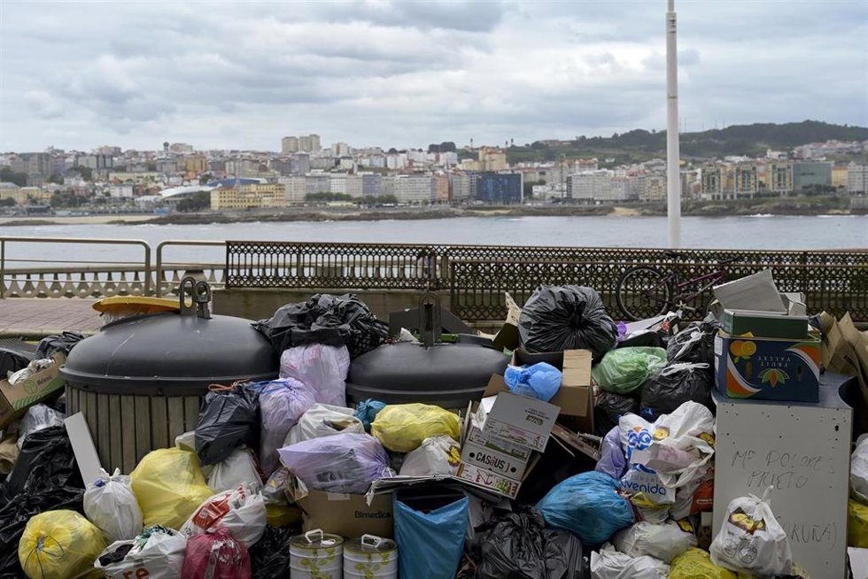 Basura amontonada junto a los contenedores durante la huelga de basuras en A Coruña, a 21 de julio de 2024, en A Coruña, Galicia (España). 