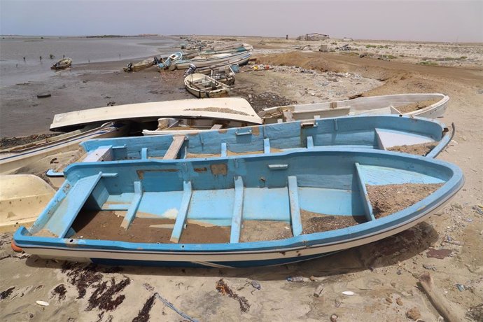 Archivo - (200401) -- HAJJAH, April 1, 2020 (Xinhua) -- Destroyed boats are seen on the beach in Midi District of Hajjah province, Yemen, April 1, 2020. A large number of fishermen in northwest of Yemen suffer from harsh economic conditions as a result of