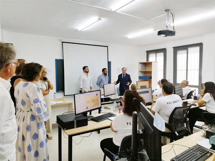El delegado territorial de Empleo, Empresa y Trabajo Autónomo en Sevilla, Antonio Augustín, visita junto al alcalde de La Algaba uno de los proyectos de la Consejería.