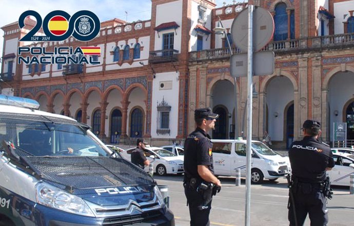 Un agente de la Policía Nacional en la estación de Jerez.