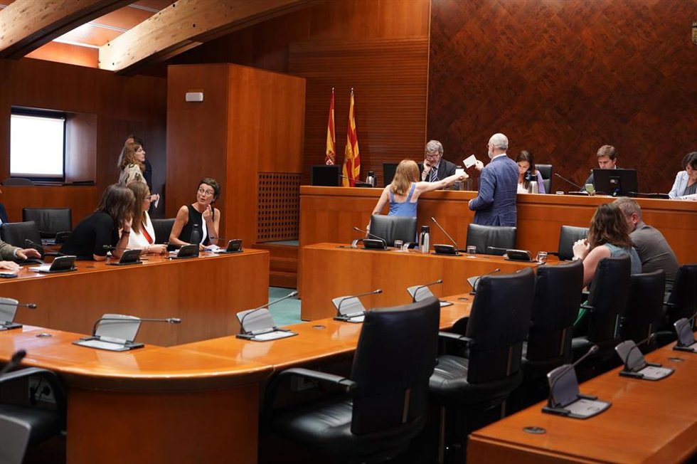 Votación de los miembros de la Mesa de una de las nuevas Comisiones permanentes de las Cortes de Aragón.