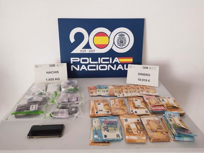 Detingut per agredir a la seua parella, trencar una ordre d'allunyament i tractar de fugir per les teulades