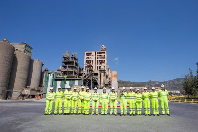 El ministro de Industria y Turismo, Jordi Hereu, durante la visita a la planta de Cemex en Alcanar (Tarragona).