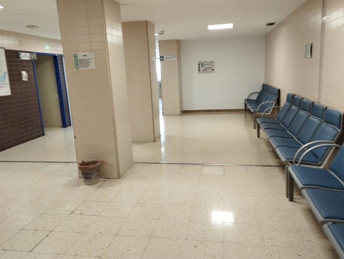 Sala de espera vacía en un centro médico de Jaén.