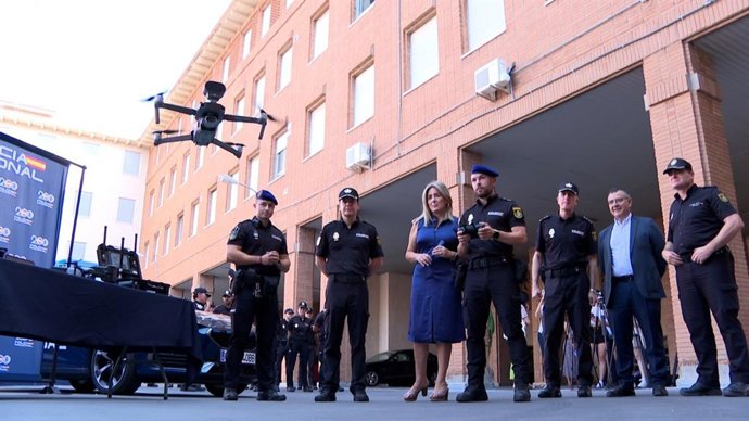 La delegada del Gobierno, Milagros Tolón, en una exhibición de drones.