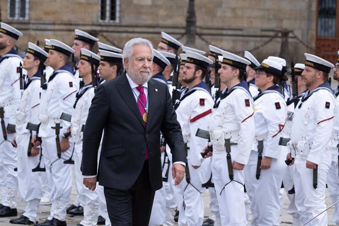 El presidente del Parlamento de Galicia, Miguel Ángel Santalices Vieira, a su llegada a la tradicional ofrenda al Apóstol.