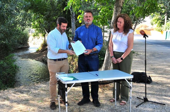 El delegado de Sostenibilidad, Medio Ambiente y Economía Azul de la Junta en Granada, Manuel Francisco García, junto al alcalde de Loja, Joaquín Camacho, han formalizado la concesión del coto de pesca de Riofrío Inferior al Ayuntamiento de esta localida