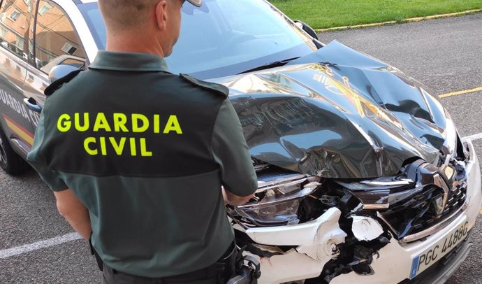 Estado en el que quedó el vehículo de la Guardia Civil tras el incidente. Cedida por la Guardia Civil