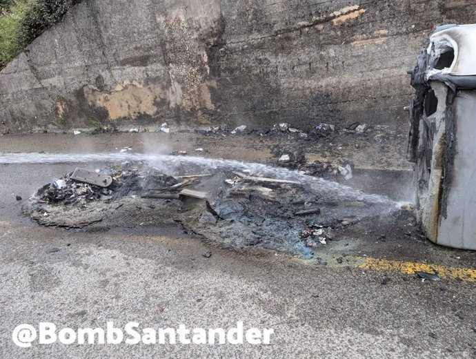 Contenedores incendiados en Santander