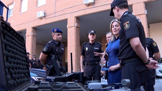 La delegada del Gobierno, Milagros Tolón, conoce los nuevos drones de la Policía Nacional.