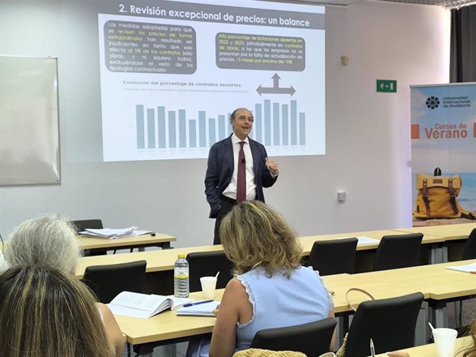 El catedrático de la Universidad de Sevilla, Juan Antonio Carrillo, en una ponencia en la sede de la UNIA en Santa María de La Rábida (Huelva).