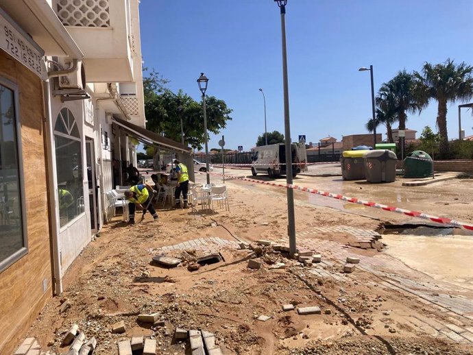 Cortada la calle Medina Azahara de Benalmádena tras la rotura de una tubería