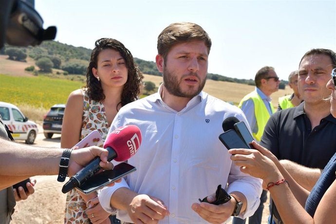 El vicepresidente primero del Gobierno regional, José Luis Martínez Guijarro, y el consejero Fomento, Nacho Hernando, han visitado las obras de la mejora de la CM-3009 en Almonacid del Marquesado.