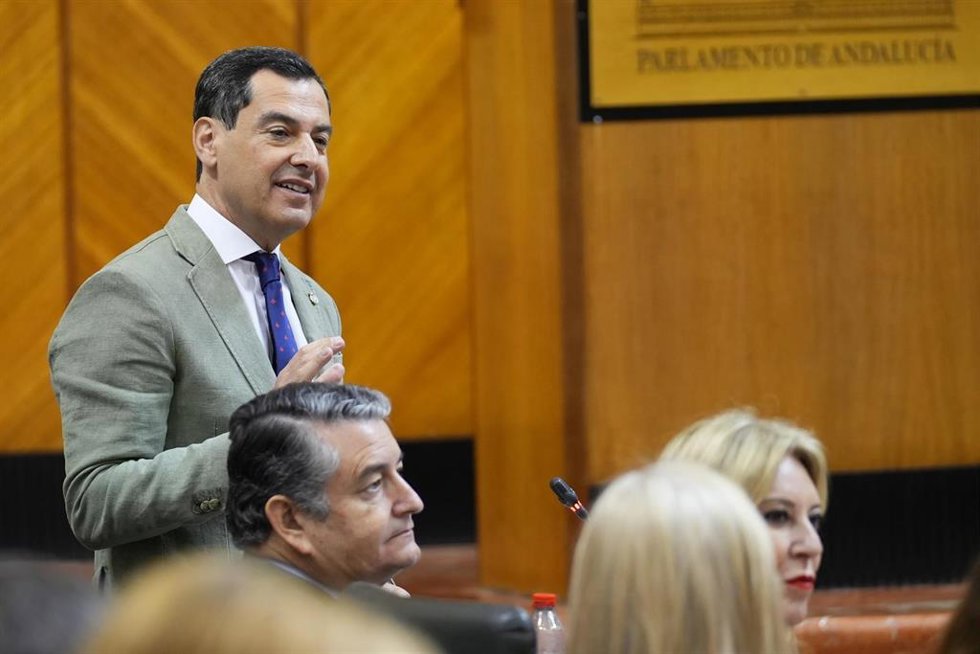 El presidente de la Junta de Andalucía, Juanma Moreno, interviene en la segunda jornada del Pleno del Parlamento andaluz, a 25 de julio de 2024, en Sevilla (Andalucía, España). Segunda jornada de Pleno, con Sesión de Control al Gobierno y preguntas de