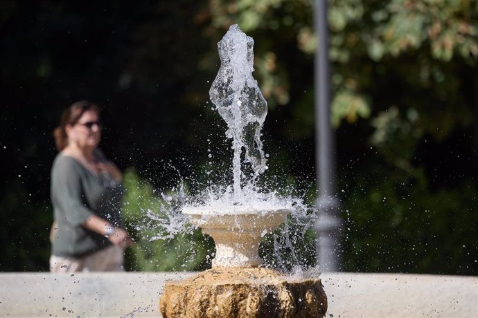 Una fuente de agua en el Parque de El Retiro durante una segunda ola de calor