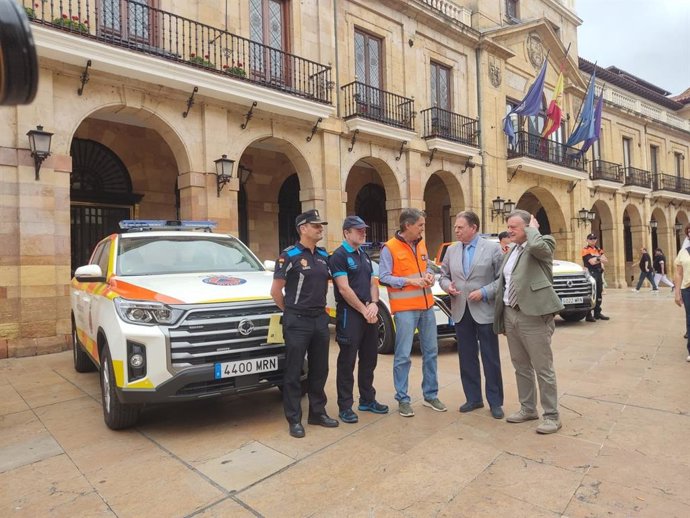 El alcalde de Oviedo, Alfredo Canteli, presenta la nueva flota de vehículos de Protección Civil.