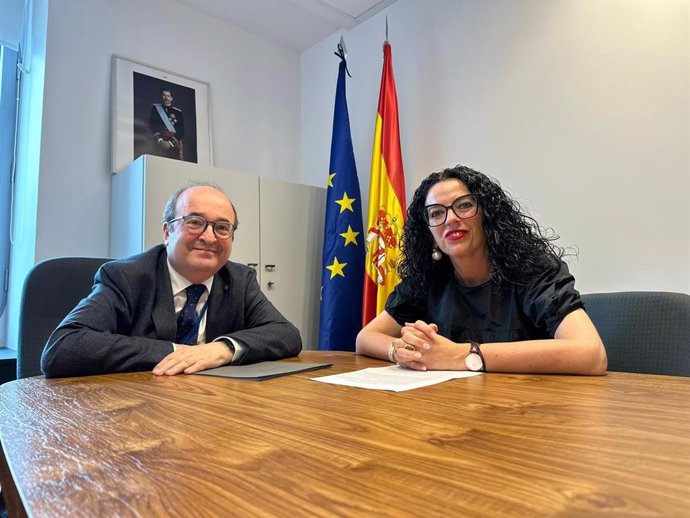 La consejera de Cultura, Política Llingüística y Deporte, Vanessa Gutiérrez, y el embajador de España en la Unesco, Miquel Iceta, durante la reunión que han mantenido esta mañana en la sede de la embajada en París.