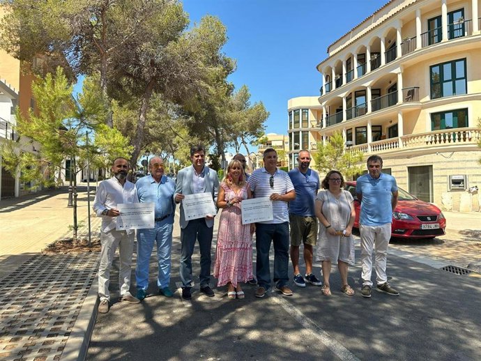 El conseller de Turismo, Cultura y Deportes, Jaume Bauzà, y la alcaldesa de Felanitx, Catalina Soler, visitan la zona reformada en Portocolom.