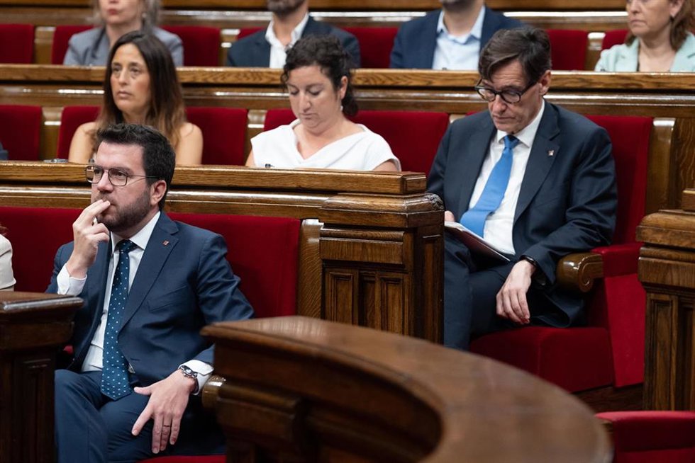 El presidente de la Generalitat de Catalunya en funciones, Pere Aragons (i), y el primer secretario del PSC, Salvador Illa (d), durante una sesión plenaria, en el Parlament de Catalunya, a 11 de julio de 2024, en Barcelona, Catalunya (España).