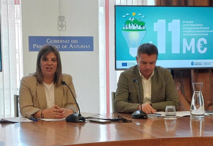 Rueda de prensa de la vicepresidenta del Gobierno del Principado de Asturias, Gimena Llamedo, acompañada del presidente de la patronal hostelera y hotelera (Otea), José Luis Álvarez Almeida, en calidad de representante de FADE.