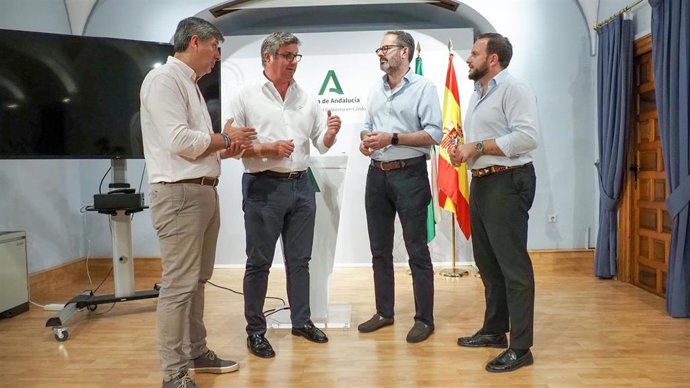 Representantes de la Junta de Andalucía y el Ayuntamiento de Puente Genil.