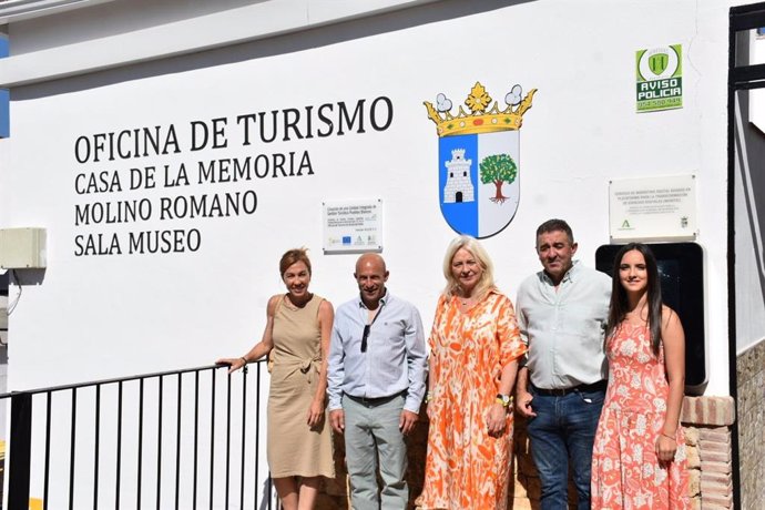 Mercedes Colombo y Tania Barcelona en la inauguración de la Oficina de Turismo de Alcalá del Valle.