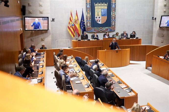 El presidente del Gobierno de Aragón, Jorge Azcón, interviene ante el Pleno de las Cortes autonómicas.