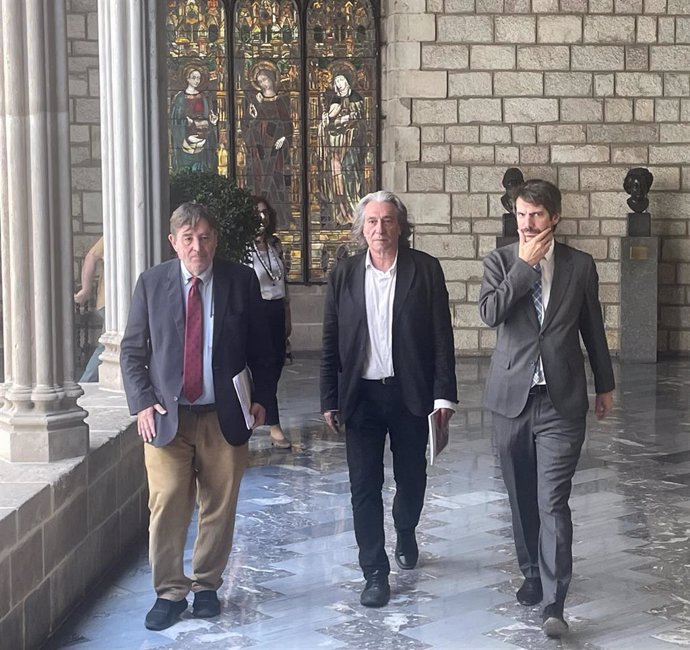 El director del Instituto Cervantes Luis García Montero, el concejal Xavier Marcé y el ministro Ernest Urtasun, en la presentación de conclusiones de la Reunión anual del Instituto Cervantes en Barcelona