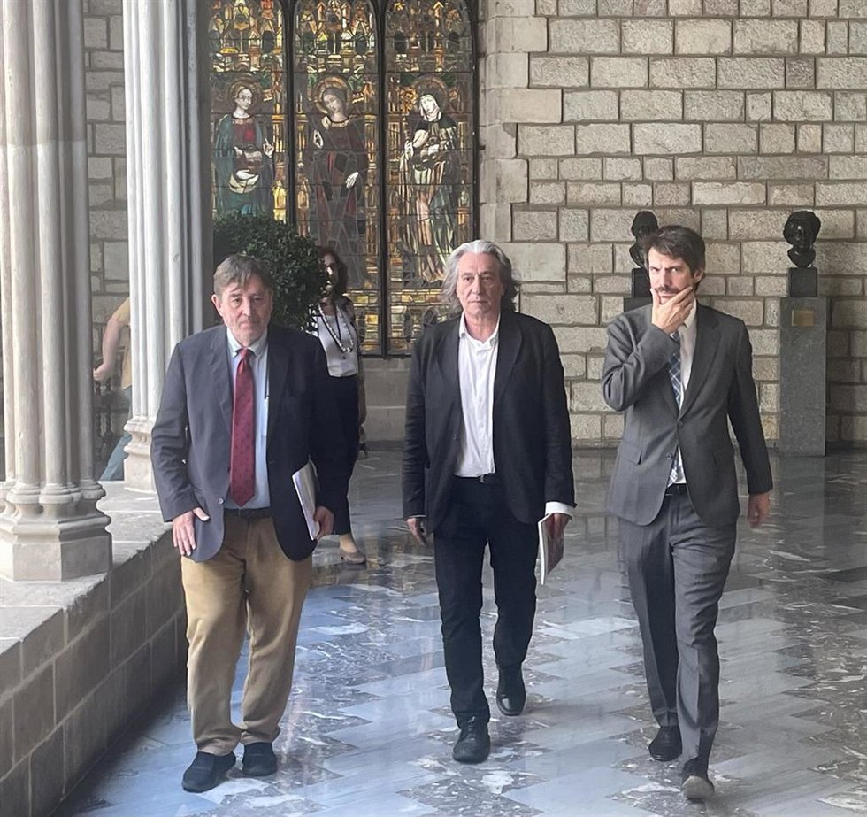 El director del Instituto Cervantes Luis García Montero, el concejal Xavier Marcé y el ministro Ernest Urtasun, en la presentación de conclusiones de la Reunión anual del Instituto Cervantes en Barcelona