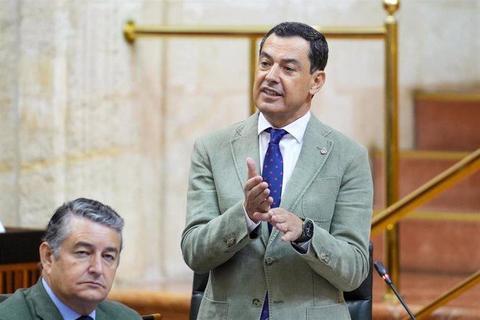 El presidente de la Junta de Andalucía, Juanma Moreno, interviene en la segunda jornada del Pleno del Parlamento andaluz, a  25 de julio de 2024, en Sevilla (Andalucía, España). Segunda jornada de Pleno, con Sesión de Control al Gobierno y preguntas de lo