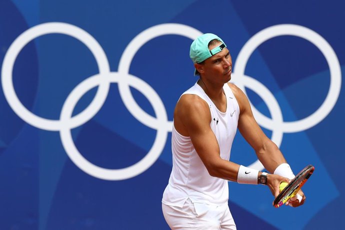 El tenista español Rafael Nadal entrena en Roland Garros para los Juegos Olímpicos de París 2024. 