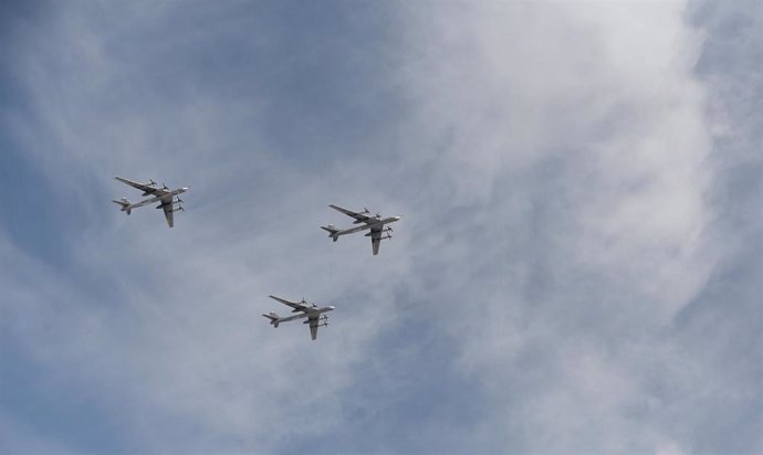 Archivo - Bombarderos estratégicos Tu-95 de la Fuerza Aérea de Rusia durante un desfile en Moscú (archivo)