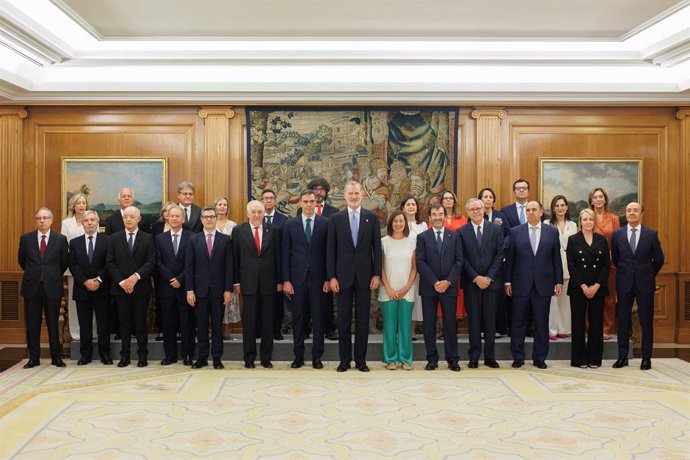 El Rey Felipe VI (c) posa durante el acto de juramento o promesa de los nuevos vocales del Consejo General del Poder Judicial (CGPJ), en el Palacio de la Zarzuela, a 25 de julio de 2024, en Madrid (España). Ayer, 24 de julio, el Senado designó a los juris