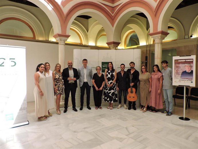 Foto de familia tras la presentación del 'XXXVI Polvorón flamenco' de Estepa, en un acto celebrado en la Casa de la Provincia.