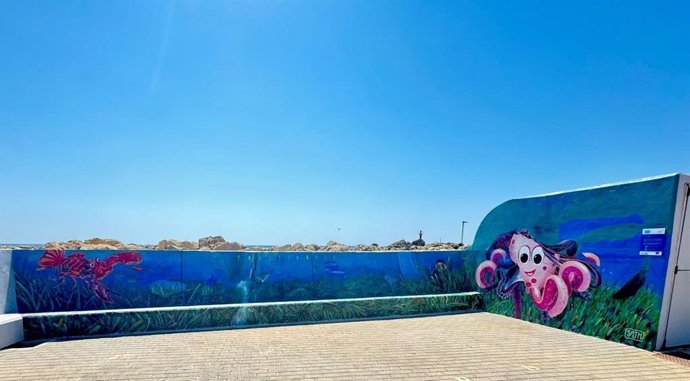 Mural 'Posseidònia' en el puerto de Cala Bona, Mallorca.