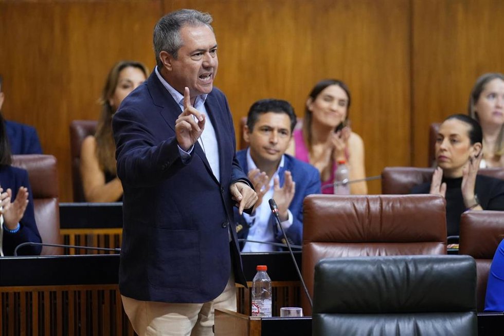 El secretario general del PSOE A, Juan Espadas, interviene en la segunda jornada del Pleno del Parlamento andaluz, a  25 de julio de 2024, en Sevilla (Andalucía, España). Segunda jornada de Pleno, con Sesión de Control al Gobierno y preguntas de los gru
