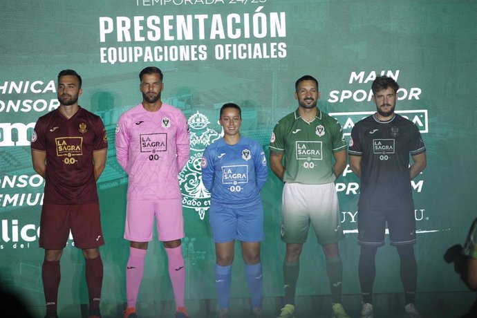 El CD Toledo presenta su equipación para la próxima temporada y renueva su patrocinio con Cerveza LA SAGRA.