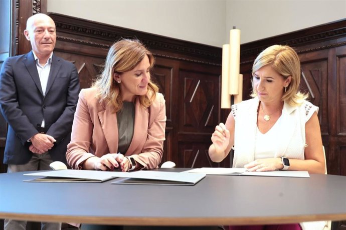 El Ayuntamiento de Valncia y la Generalitat han firmado este jueves el convenio de colaboración en virtud del cual la Policía Local de Valncia va a pasar a utilizar el CoordCom