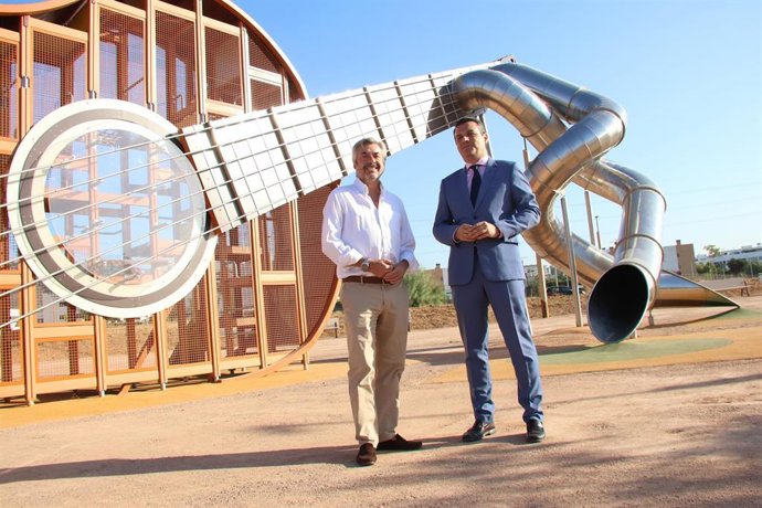 El alcalde de Córdoba, José María Bellido, y el presidente de la Gerencia Municipal de Urbanismo (GMU), Miguel Ángel Torrico, en el Parque del Flamenco.
