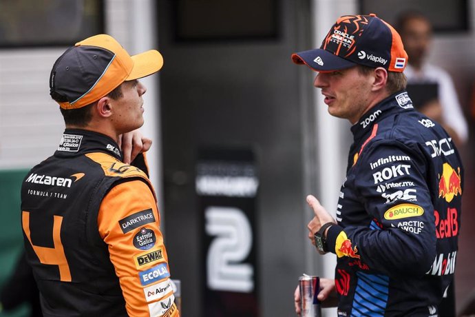 El piloto británico Lando Norris (McLaren) y el neerlandés Max Verstappen (Red Bull), en el GP de Hungría 2023. 