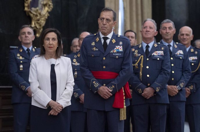 La ministra de Defensa, Margarita Robles (2i), y el general del Aire Francisco Braco Carbó (4d) durante la toma de posesión como nuevo jefe de Estado Mayor del Ejército del Aire y del Espacio, en el Cuartel del Aire y del Espacio, a 25 de julio de 2024. 