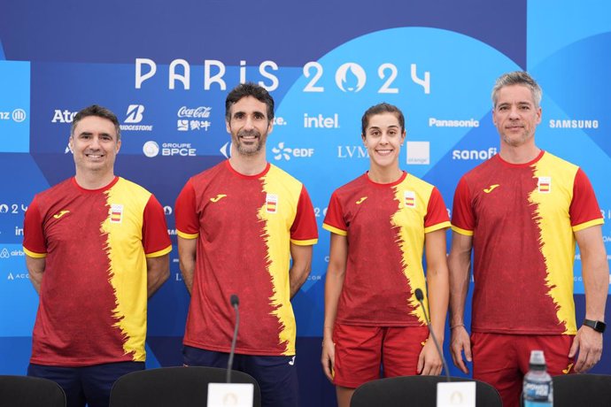 Los jugadores de Bádminton Pablo Abián y Carolina Marín, con sus técnicos Javier Abián y Fernando Rivas, en una rueda de prensa en la Villa Olímpica de los Juegos de Paris 2024.