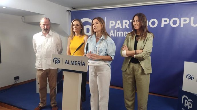 En el centro, la diputada naciona del PP, Ana Martínez Labella.