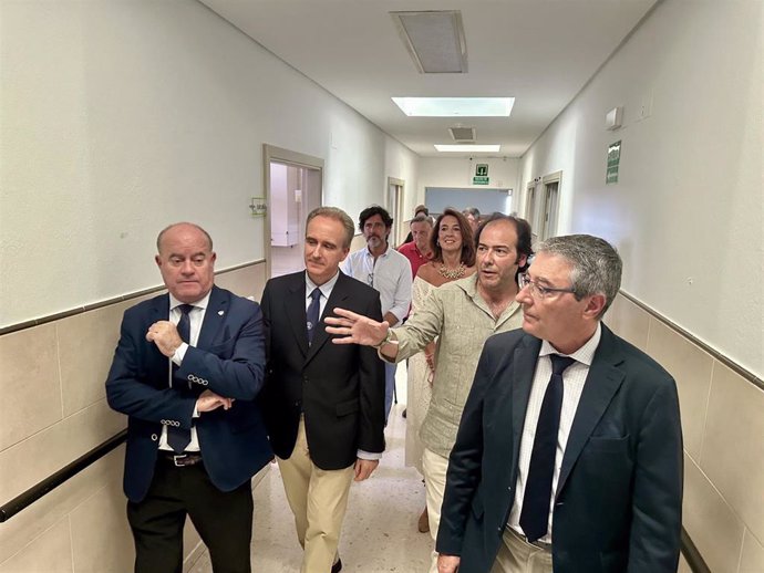 El presidente de la Diputación, Francisco Salado, junto al alcalde, Manuel Barón, visita la sede de la asociación Adipa